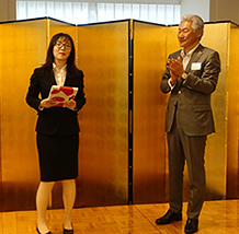 終了生への記念品贈呈